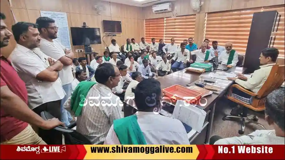 ಗ್ರಾಮಗಳಿಗೆ ನಿರಂತರ ತ್ರೀ ಫೇಸ್ ವಿದ್ಯುತ್ಗೆ ಆಗ್ರಹ, ಟಿಸಿಗಳ ಬದಲಾವಣೆಗೆ ಪಟ್ಟು 1 HR-Basavarajappa-Protest-meets-MESCOM-officer-in-Shimoga