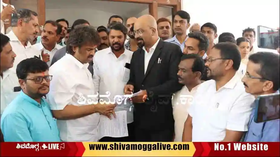 KP-Sripal-submits-memorandum-to-Madhu-Bangarappa