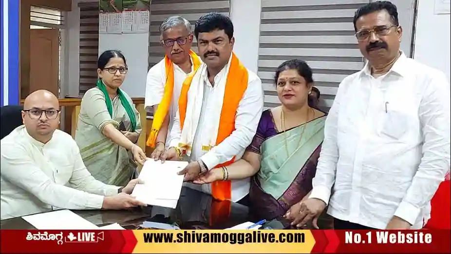 ಶಿವಮೊಗ್ಗದಲ್ಲಿ ಎರಡು ಬಾರಿ ನಾಮಪತ್ರ ಸಲ್ಲಿಸಿದ ಬಿಜೆಪಿ ಅಭ್ಯರ್ಥಿ ರಾಘವೇಂದ್ರ 2 bjp-candidate-by-raghavendra-files-nomination1.