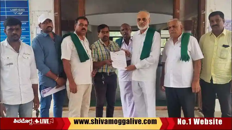 HR-Basavarajappa-submits-memorandum.