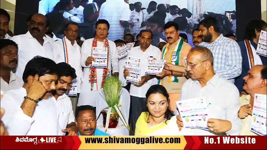 Randeep-Surjewala-in-Shimoga-Cogress-party-office-