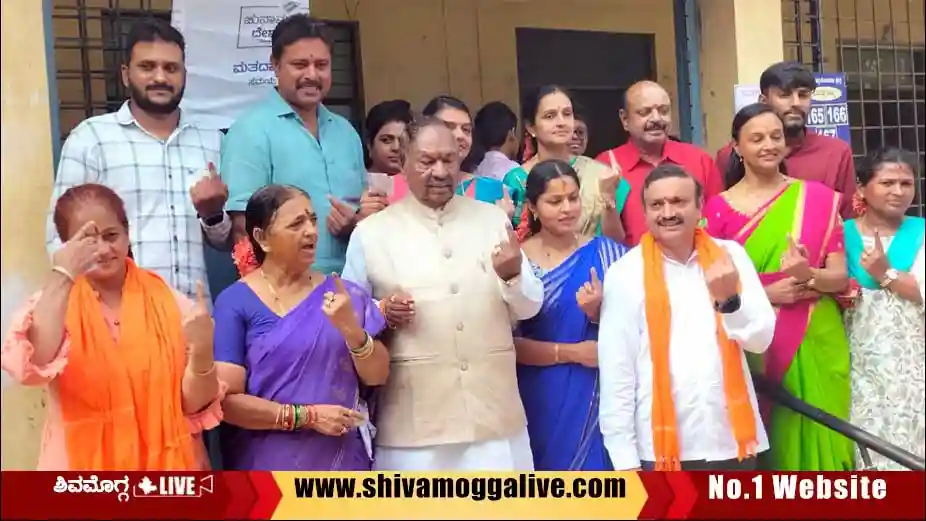 Eshwarappa-casts-vote-in-Shimoga-for-loksabha-constituency