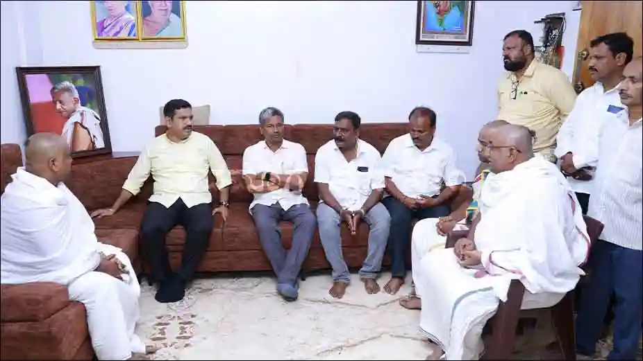 BJP-President-BY-Vijayendra-visit-to-Bhanuprakash-house-at-Mattur.