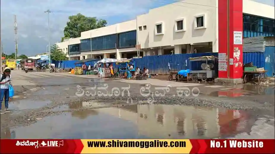 Pot-Hole-in-front-of-Shimoga-Private-Bus-stand