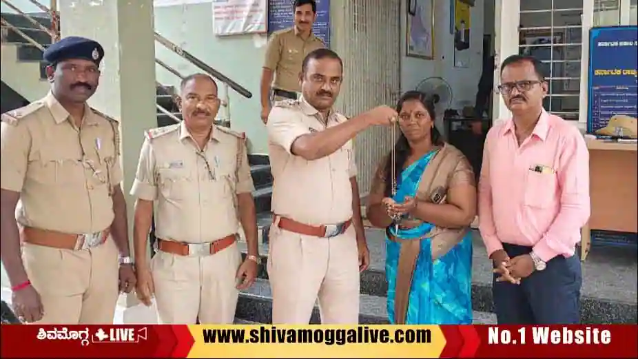 gold-chain-returned-to-woman-at-Shimoga