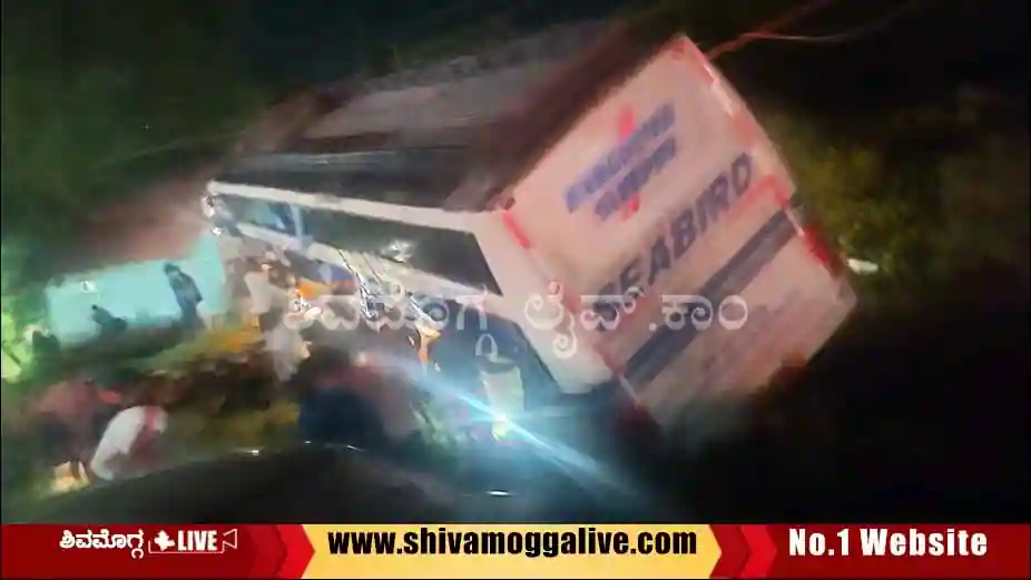 bus-incident-at-pillangere-in-Shimoga-taluk.