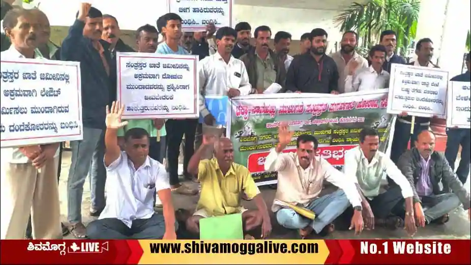 chakra-savehaklu-victims-protest-in-Shimoga-dc-office.