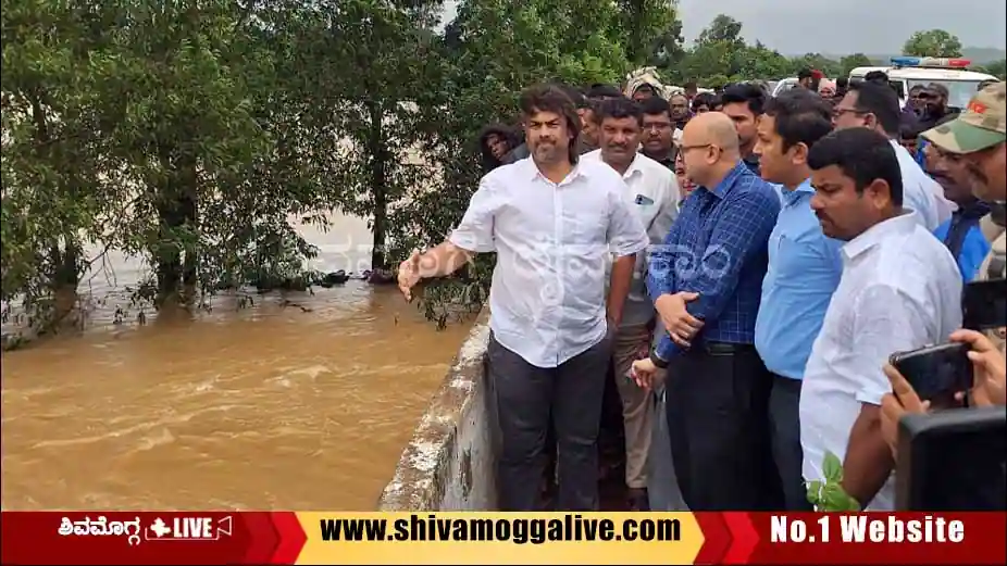 Minister-Madhu-Bangarappa-visits-rain-effect-areas.