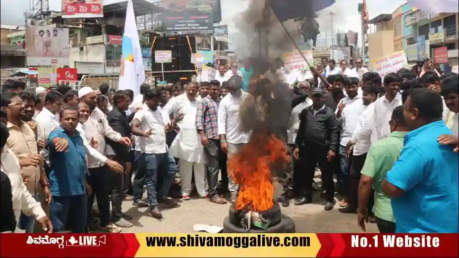 ಶಿವಮೊಗ್ಗದಲ್ಲಿ ಟೈರ್ಗೆ ಬೆಂಕಿ ಹಚ್ಚಿ ಆಕ್ರೋಶ, ಸುಳ್ಳು ಆರೋಪಕ್ಕೆ ತಕ್ಕ ಉತ್ತರದ ವಾರ್ನಿಂಗ್ 4 congress-workers-protest-against-bjp-jds