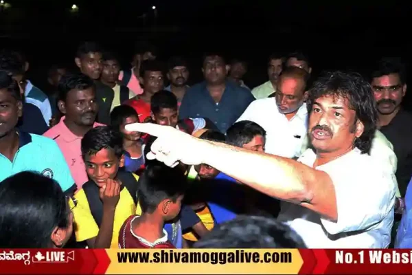 Minister-Madhu-Bangarappa-sudden-visit-to-Nehru-Stadium