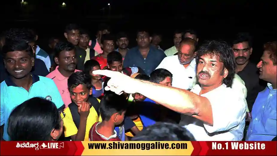 Minister-Madhu-Bangarappa-sudden-visit-to-Nehru-Stadium