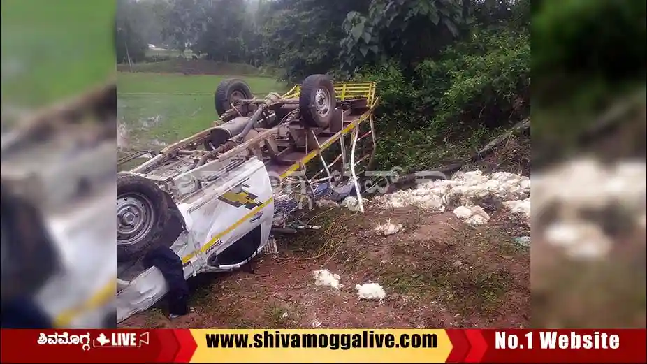 Chicken-vehicle-incident-at-kudumallige-in-Thirthahalli