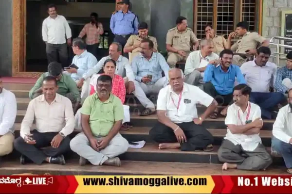 Kuvempu-university-employees-protest-at-Shankaraghatta