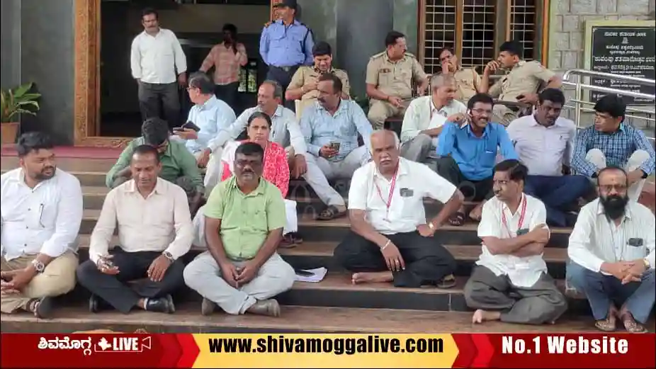 Kuvempu-university-employees-protest-at-Shankaraghatta