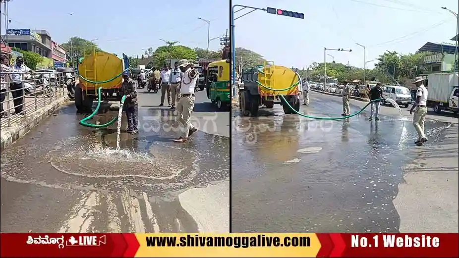 Traffic-Police-clean-the-road-at-ayanuru-circle-in-Shimoga-sagara-road