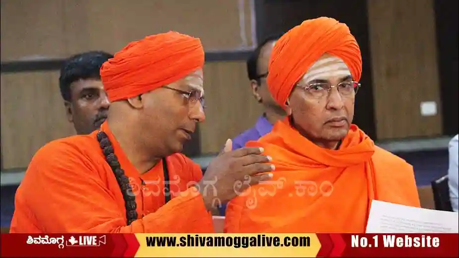 ಶಿವಮೊಗ್ಗದಲ್ಲಿ ಇದೇ ಮೊದಲ ಬಾರಿ ಸಾಮೂಹಿಕವಾಗಿ ಸಾವಿರ ಜನರಿಂದ ವಚನ ಗಾಯನ, ಹೇಗಿರುತ್ತೆ ಕಾರ್ಯಕ್ರಮ? 7 mallikarjuna-murugarajendra-swamiji-and-basava-marulasidda-swamiji-press-meet - savirada vachana