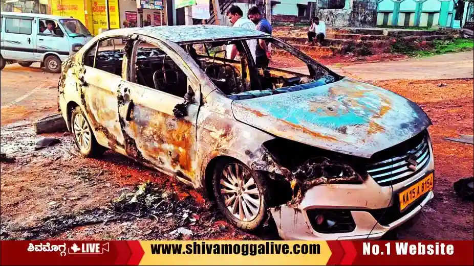 ದೇವಸ್ಥಾನದ ಮುಂದೆ ನಿಲ್ಲಿಸಿದ್ದ ಕಾರಿನಲ್ಲಿ ದಿಢೀರ್ ಬೆಂಕಿ, ಧಗಧಗ ಹೊತ್ತಿ ಉರಿದು ಸುಟ್ಟು ಕರಕಲು 8 Parked-Car-burt-at-soraba