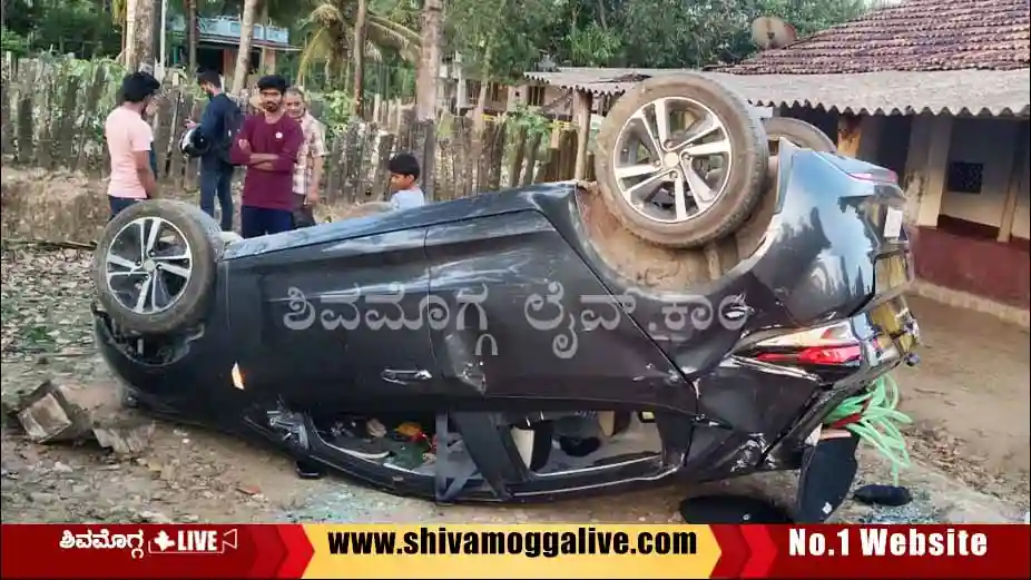 ರಸ್ತೆ ದಾಟಿ ಪಕ್ಕದ ಮನೆ ಅಂಗಳಕ್ಕೆ ಪಲ್ಟಿಯಾದ ಕಾರು, ಹೇಗಾಯ್ತು ಘಟನೆ? 7 car-roll-over-at-hosanagara-Jayanagara