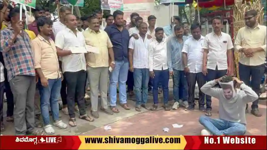protest-against-pratap-simha-in-shimoga.