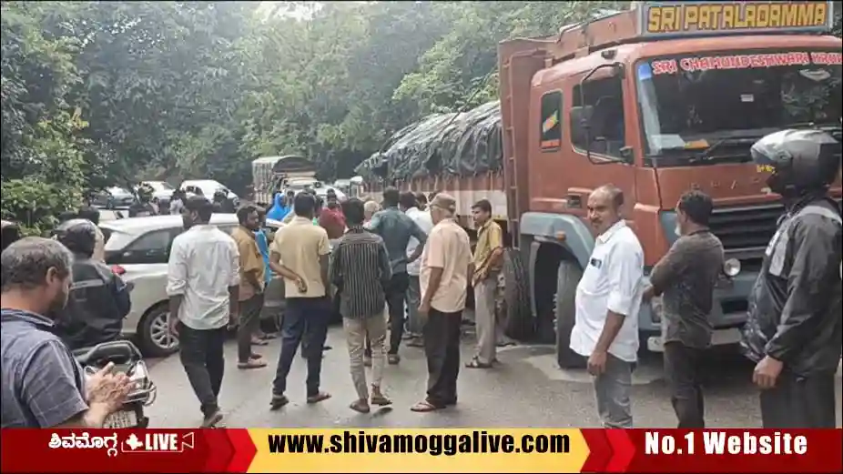 Car-and-Truck-mishap-near-hosanagara