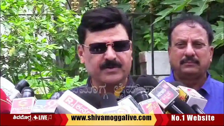 Beluru-Gopalakrishna-speaks-to-media-in-Shimoga