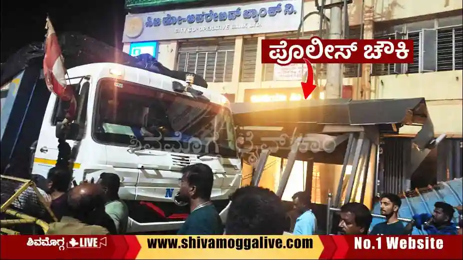 Tipper-collides-with-police-chowki-at-Amir-Ahmed-Circle