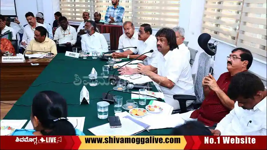 Bhadra-Cada-meeting-Minister-Madhu-Bangarappa