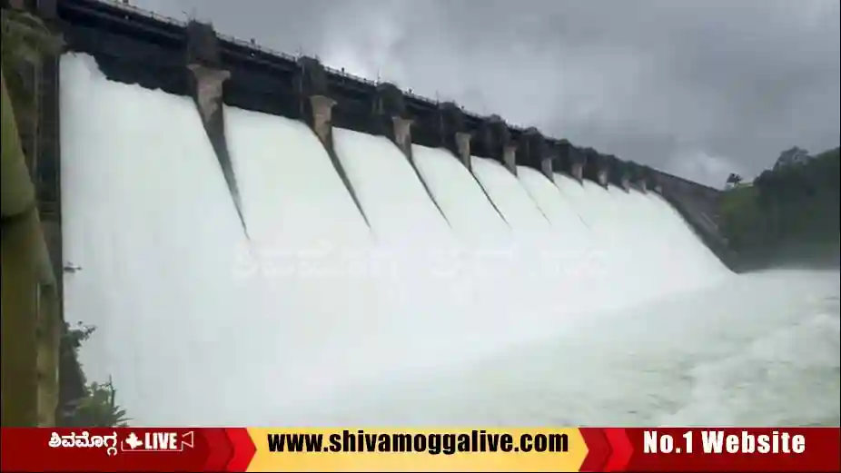 Linganamakki-dam-radial-gates-opened