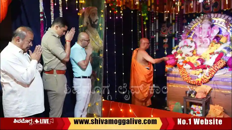 ಹಿಂದೂ ಮಹಾಸಭಾ ಗಣಪತಿ ಬಗ್ಗೆ ನಿಮಗೆಷ್ಟು ಗೊತ್ತು? ಮೆರವಣಿಗೆಗೆ ಬರುವ ಮುನ್ನ ಇದನ್ನು ಓದಿ 32 Shimoga-DC-SP-offer-Pooja-to-Hindu-Mahasabha-Ganesh.