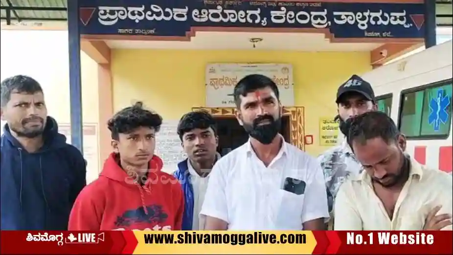 Villagers-protest-infront-of-talaguppa-health-centre