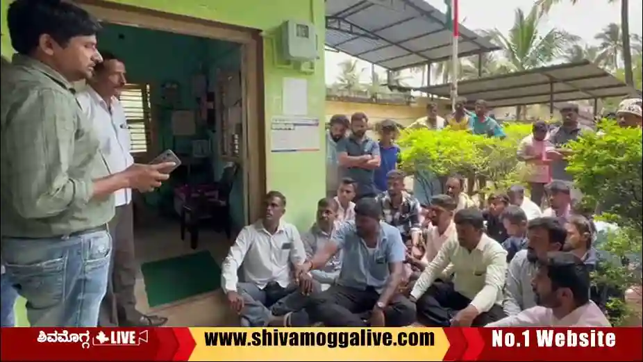 Adinakottige-villagers-protest-in-Tammadihalli-GP