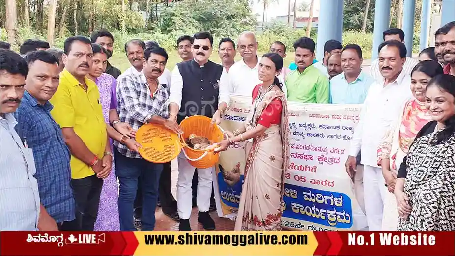 Beluru-Gopalakrishna-distributes-chicken-at-sagara