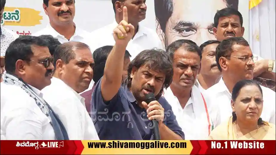 Minister-Madhu-Bangarappa-at-a-Protest-in-Shimoga-city.