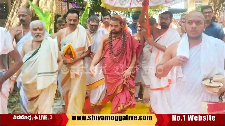 ಶಿವಮೊಗ್ಗದಲ್ಲಿ ಶೃಂಗೇರಿ ಶ್ರೀಗಳಿಗೆ ಪೂರ್ಣ ಕುಂಭ ಸ್ವಾಗತ, ಆಚಾರ್ಯತ್ರಯರ ಭವನದಲ್ಲಿ ಆಶೀರ್ವಚನ 5 Sringeri-Seer-visit-shimoga