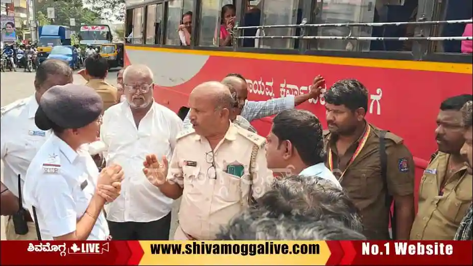 traffic-police-stops-ksrtc-buses-in-Shimoga-city.- ಕೆಎಸ್‌ಆರ್‌ಟಿಸಿ ಬಸ್‌