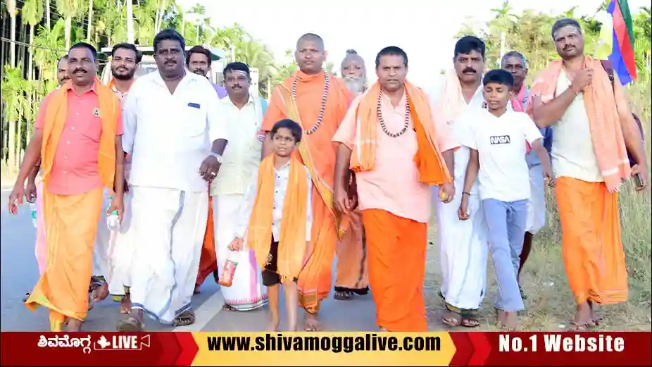 Padayathre-at-Holehonnuru-en-route-to-Rambhapuri-Mutt