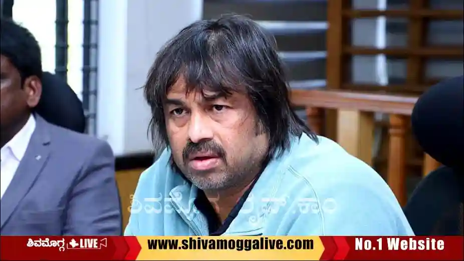 Madhu-Bangarappa-meeting-at-Shimoga-DC-office.