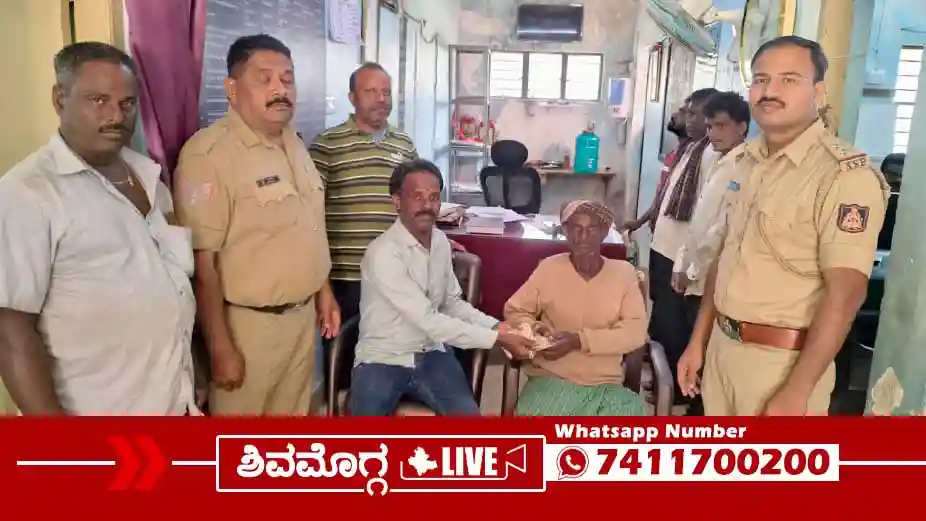 ನಗದು ತುಂಬಿದ್ದ ಪರ್ಸ್ ವಾರಸುದಾರರಿಗೆ ವಾಪಸ್, ಆಯನೂರು ನಿವಾಸಿಗಳ ಕಾರ್ಯಕ್ಕೆ ಮೆಚ್ಚುಗೆ 2 honest-residents-of-Ayanur-return-a-lost-purse