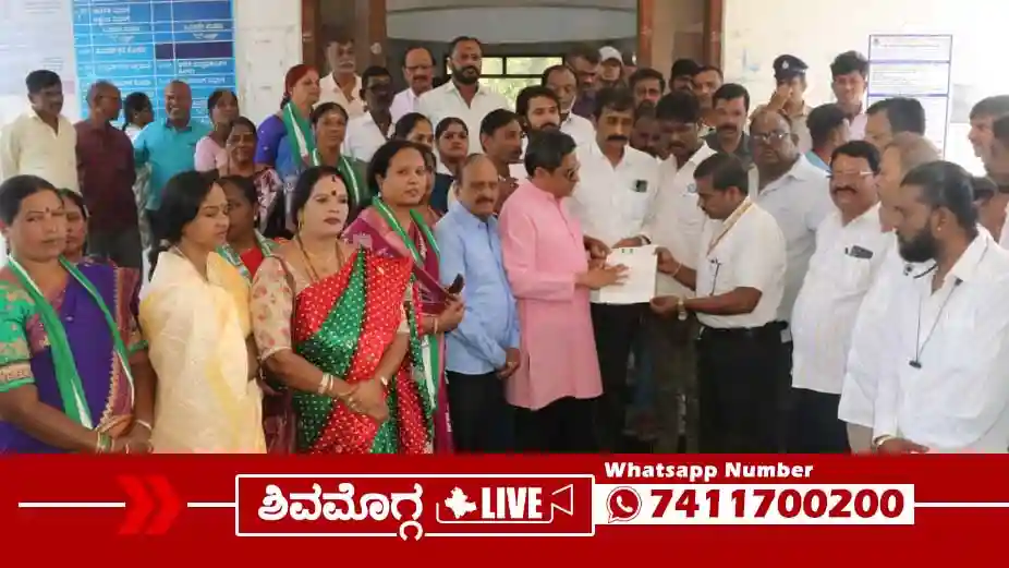 JDS-protest-against-SUDA-KB-Prasanna-Kumar