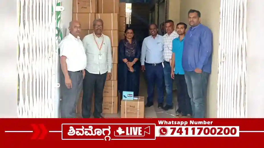 ಶಿವಮೊಗ್ಗದಲ್ಲಿ ಕೀಟನಾಶಕ ಮಾರಾಟ ಮಳಿಗೆ ಮೇಲೆ ದಾಳಿ, ಏನೇನೆಲ್ಲ ಸಿಕ್ತು? 2 Agriculture-officers-raid-on-pesticide-shop