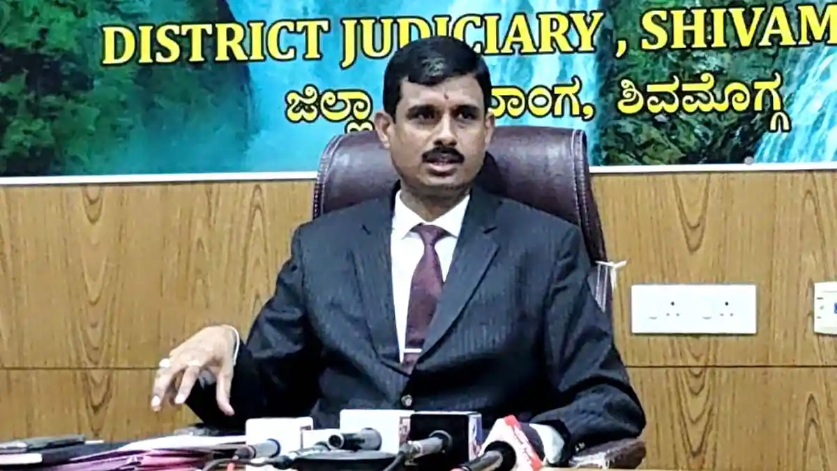 ಸುಪ್ರೀಂ ಕೋರ್ಟ್ನಲ್ಲಿರುವ ಶಿವಮೊಗ್ಗ ಜಿಲ್ಲೆಯ 47 ಪ್ರಕರಣಗಳು ರಾಜೀ ಸಂಧಾನಕ್ಕೆ ಯೋಗ್ಯ 4 Shivamogga-Court-Judge-Santosh-Press-meet