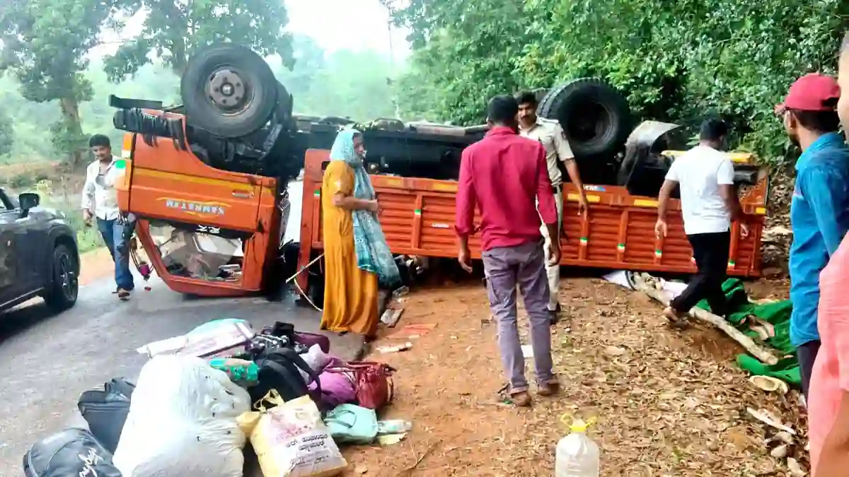 ಹಣಗೆರೆಯಿಂದ ತೆರಳುತ್ತಿದ್ದ ಕ್ಯಾಂಟರ್ ಕೋಣಂದೂರು ಬಳಿ ಪಲ್ಟಿ; 5 ವರ್ಷದ ಬಾಲಕ ದುರ್ಮರಣ 1 Truck-accident-at-konandur-in-Thirthahalli.
