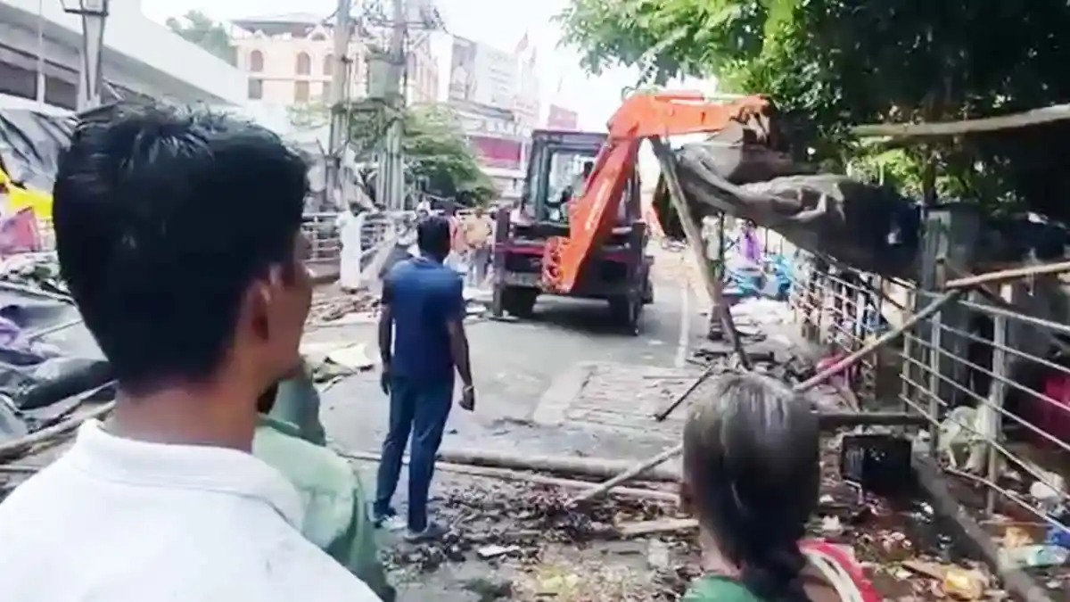 Unauthorized-shops-destroyed-near-Shivappanayaka-Statue-in-Shimoga.