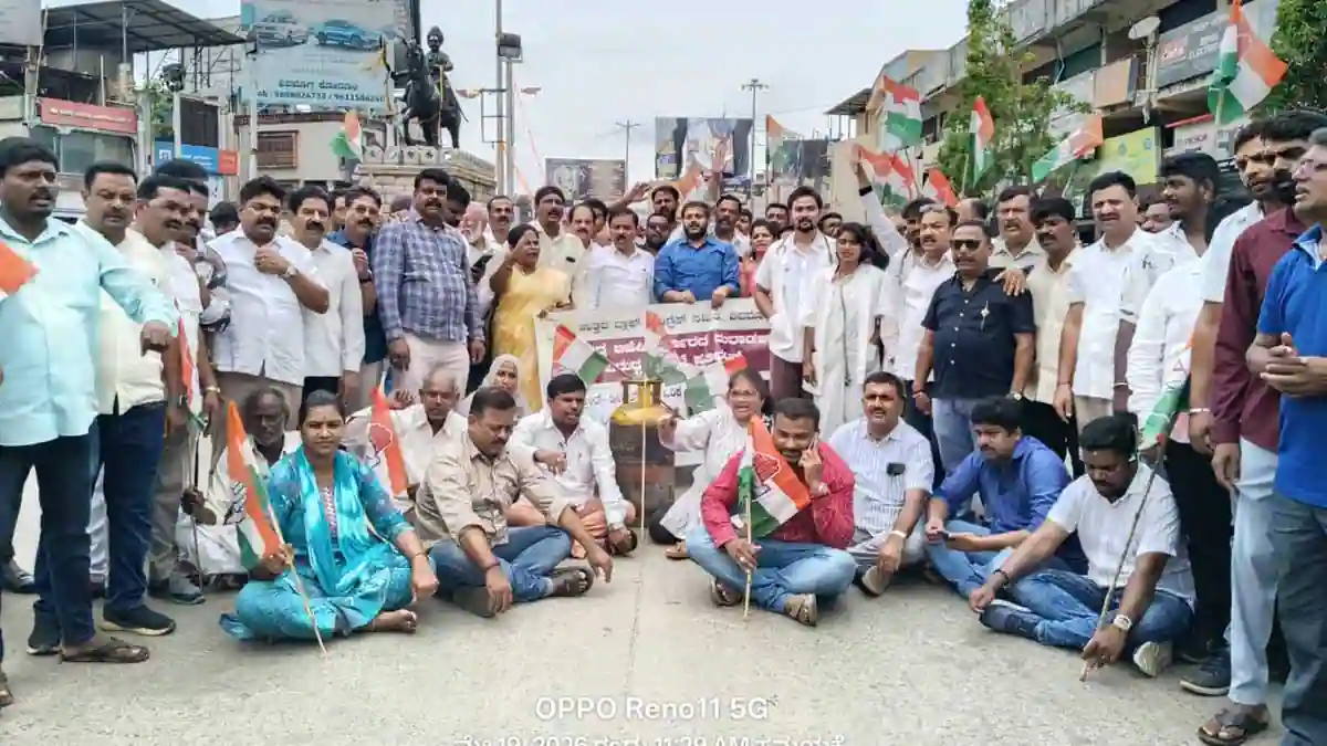 ಪೆಟ್ರೋಲ್, ಡೀಸೆಲ್ ದರ ಹೆಚ್ಚಳ, ಶಿವಮೊಗ್ಗದಲ್ಲಿ ಆಕ್ರೋಶ, ಖಾಲಿ ಸಿಲಿಂಡರ್ ಪ್ರದರ್ಶಿಸಿ ಪ್ರತಿಭಟನೆ 1 Congress-protest-in-Shimoga-city