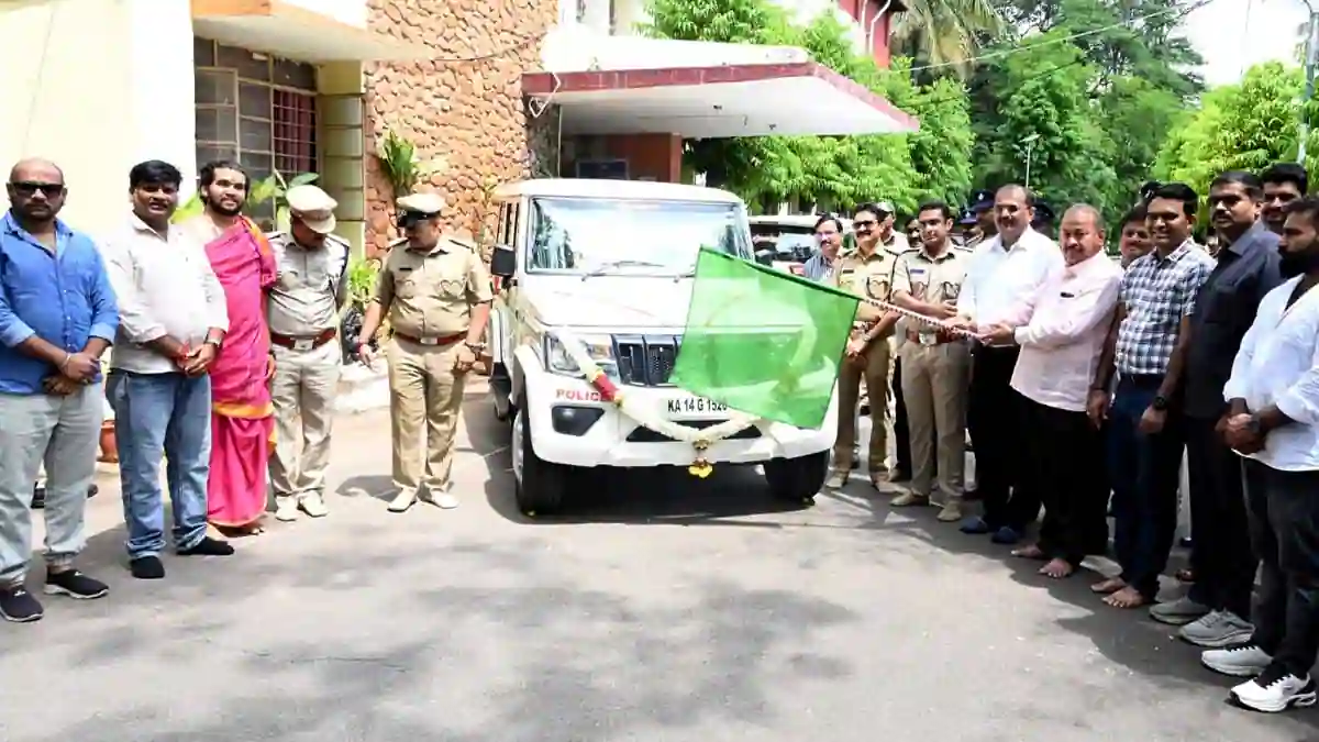 MLC-Dr-Dhananjaya-Sarji-flags-Police-jeep-in-shimoga