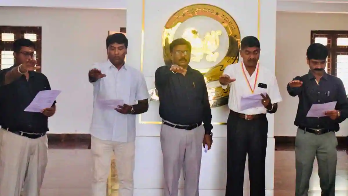 ಕುವೆಂಪು ವಿವಿಯಲ್ಲಿ ಪ್ರತಿಜ್ಞಾ ವಿಧಿ ಸ್ವೀಕಾರ, ಏನಿದು ಕಾರ್ಯಕ್ರಮ? 1 Pledge-taking-ceremony-at-Kuvempu-University