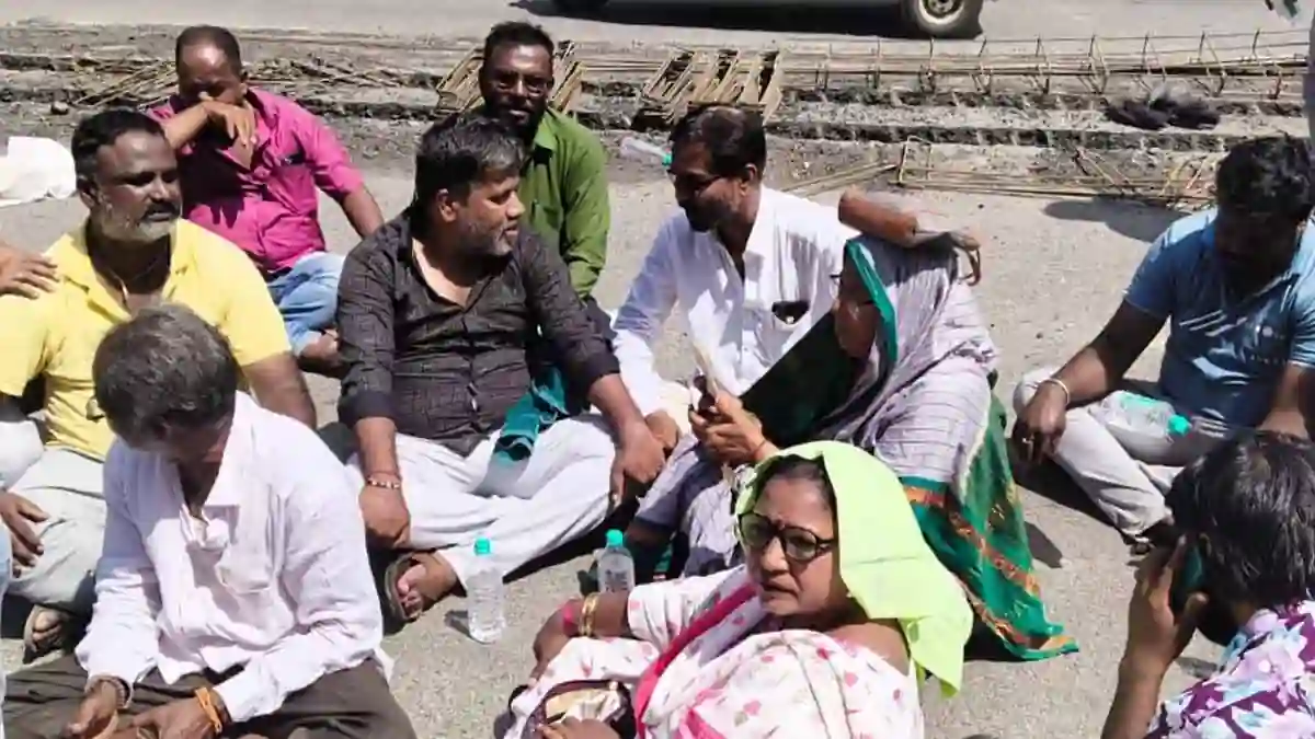 Bhadravathi-JDS-leaders-protest-against-dividers-in-BH-Road.