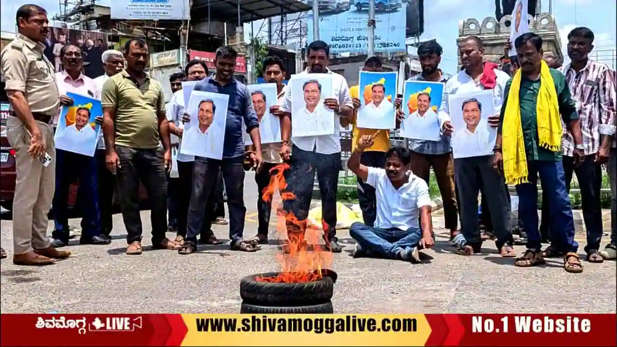 Siddaramaiah as Full-Term CM: Kuruba Community Stages Protest in Shivamogga 1 Siddaramaiah-fans-protest-in-Shimoga-city