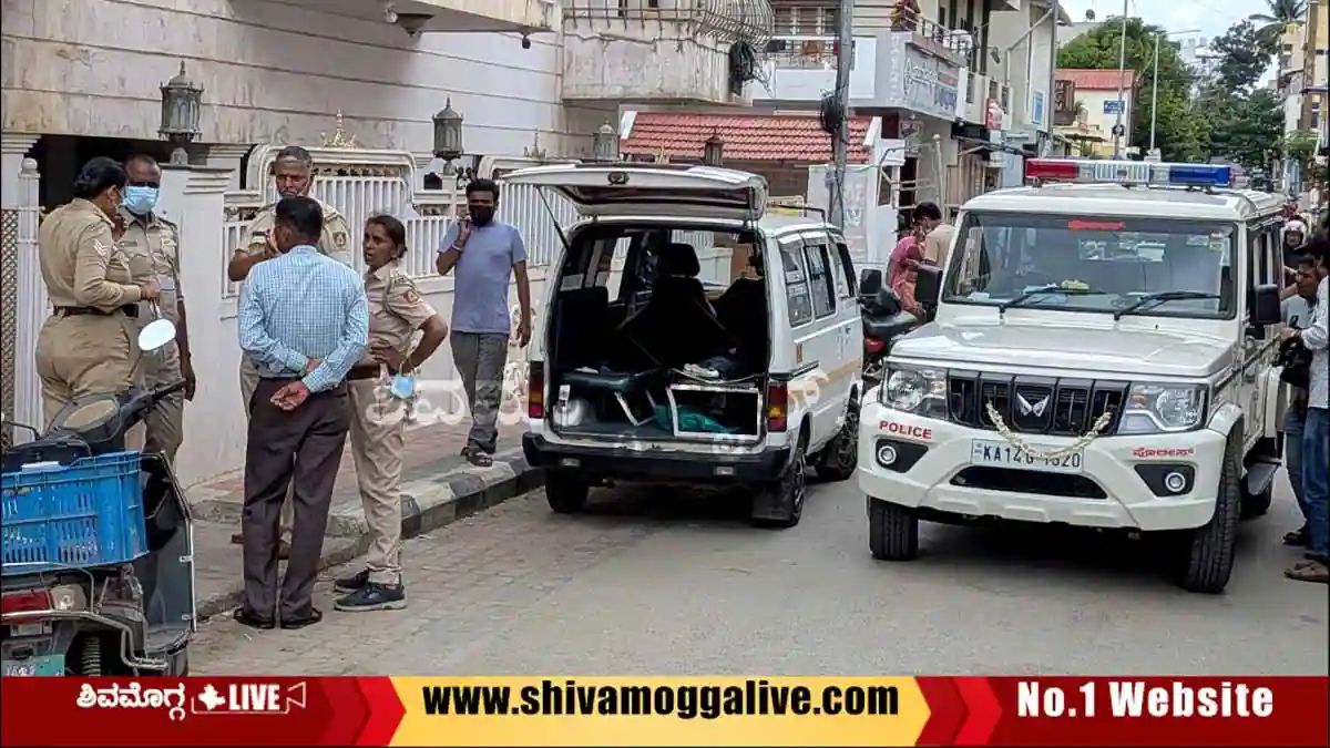 ರವೀಂದ್ರನಗರದ ಮನೆಯಲ್ಲಿ ಕೊಳೆತ ಸ್ಥಿತಿಯಲ್ಲಿ ವೃದ್ಧೆ, ಸಾಕು ನಾಯಿಯ ಮೃತದೇಹ ಪತ್ತೆ 1 ರವೀಂದ್ರನಗರದ ಮನೆಯಲ್ಲಿ ಕೊಳೆತ ಸ್ಥಿತಿಯಲ್ಲಿ ವೃದ್ಧೆ, ಸಾಕು ನಾಯಿಯ ಮೃತದೇಹ ಪತ್ತೆ