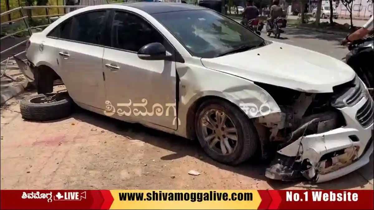 Car-accident-in-Shimoga-Railway-Station-Road.